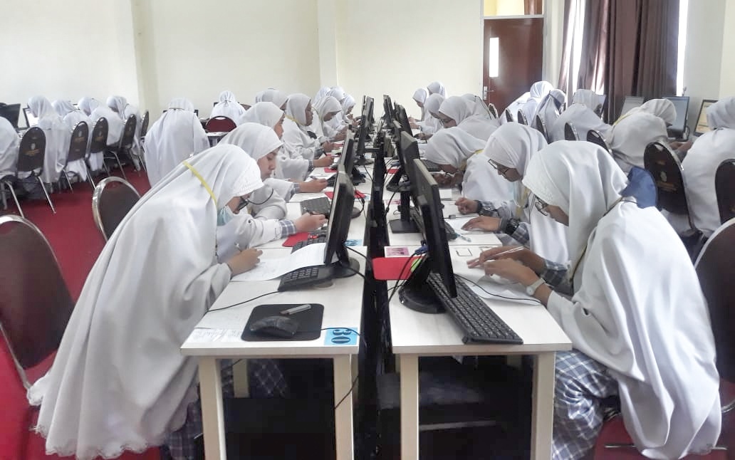 SMA Ar-Rohmah Putri Peringkat 3 Sekolah Terbaik di Kabupaten Malang